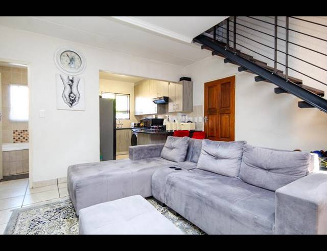 4 BEDROOM TOWNHOUSE FOR SALE IN ROOIHUISKRAAL NORTH